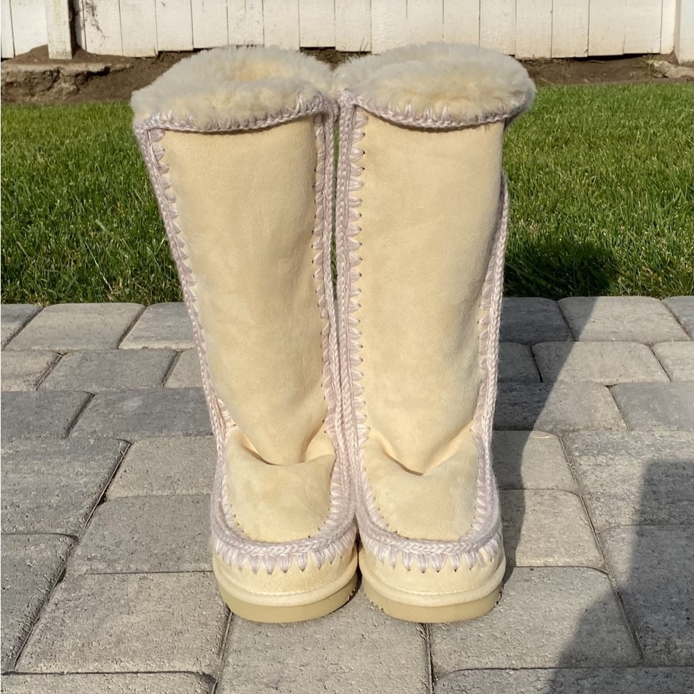 ! NWOT MOU CREAM COLOR BOOTS ESKIMO 40 SIZE 39 NEVER WORN !  
PRICE IS FIRM!